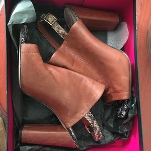 Vince Camuto Leather Heels VC-ALLIA size 9.5